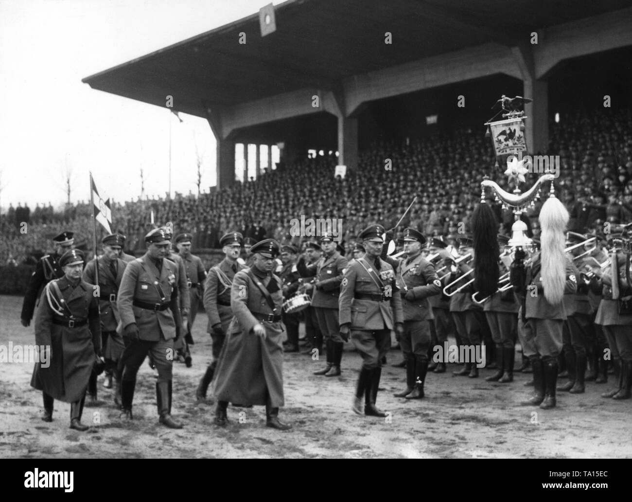 Rally del Stahlhelm in uno stadio. Sulla destra di uno standard e di una banda musicale. Foto Stock