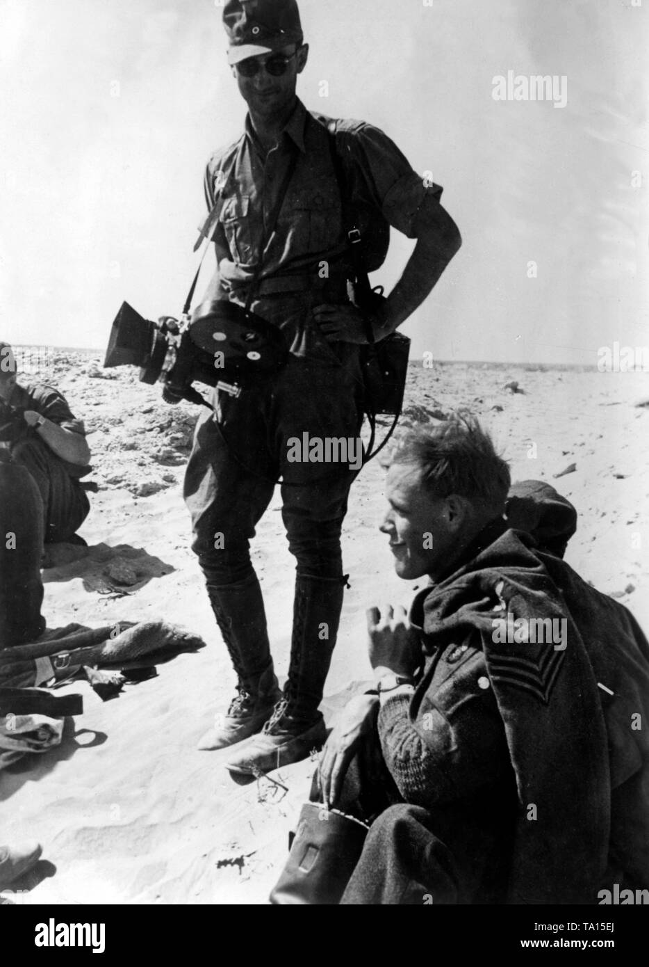 Un cameraman di una società di Propaganda a fianco di catturato inglesi (piloti). Foto Stock