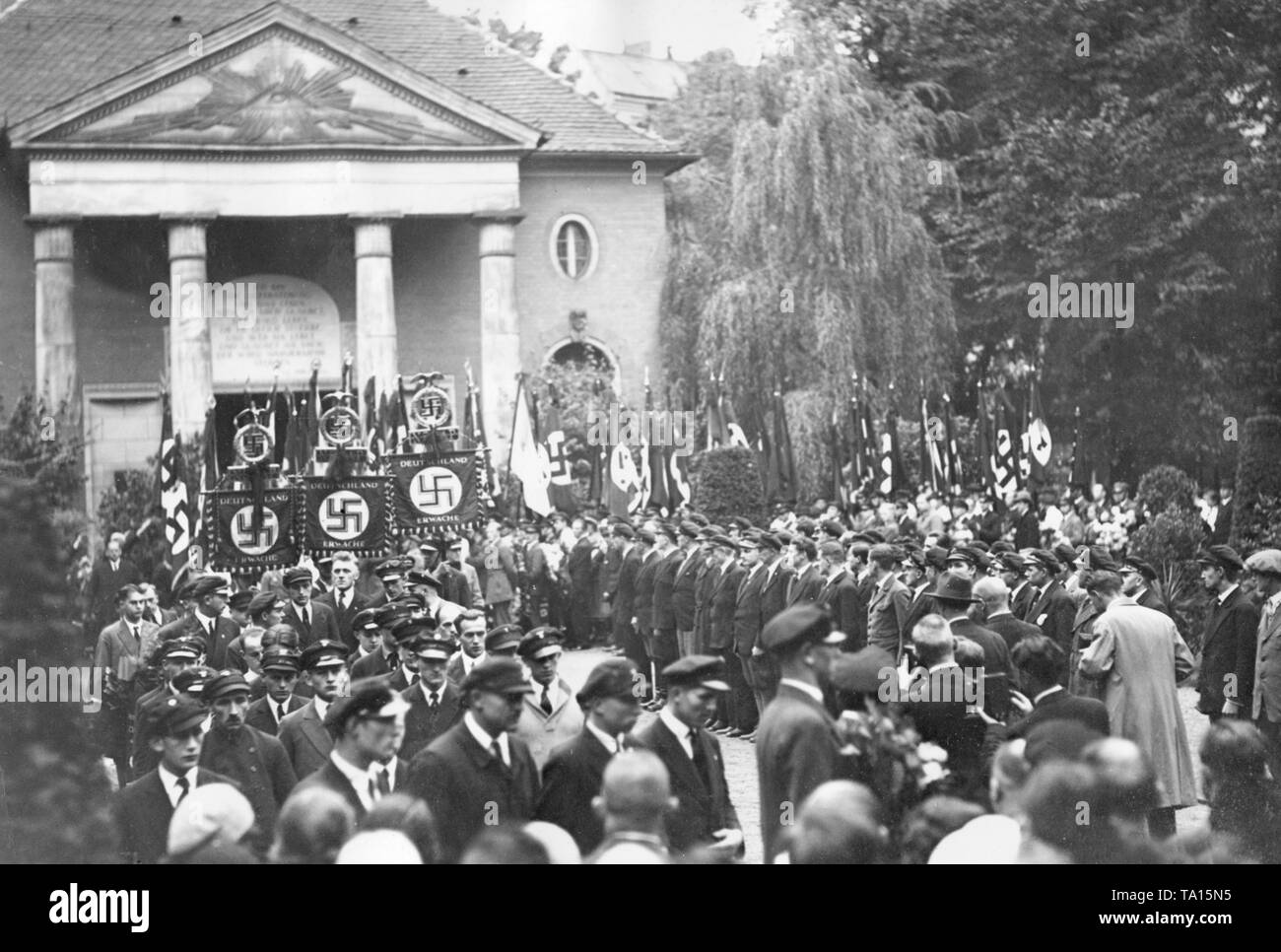 La sepoltura di sa stati Hermann Tielsch (uccisi in combattimenti di strada) presso il cimitero di Luisenstadt è stata trasformata da Joseph Goebbels in una grande NSDAP propaganda evento. Tielsch fu onorato con bandiera marche e le protezioni di onore composta di SA uomini. Foto Stock