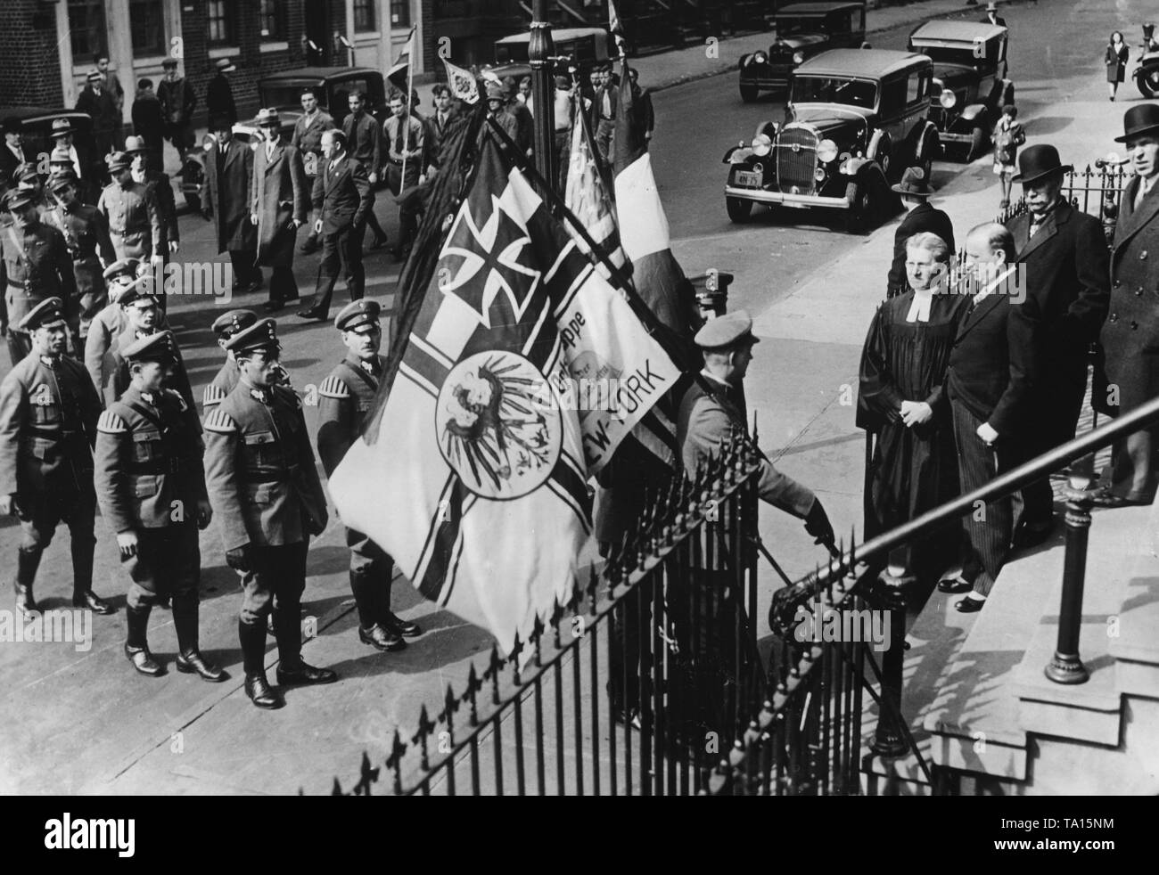 Il New York Ortsgruppe (filiale locale) dell'Stahlhelm organizzato un memoriale di servizio per i caduti della Prima Guerra Mondiale in Lutherkirche protestante (Luther Chiesa) su Heldengedenktag (memorial day). Qui, l'arrivo di New York Stahlhelm bandiera presso la chiesa. Foto Stock