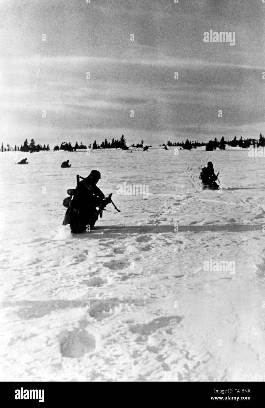 I soldati tedeschi tenta di prendere posizione su una nevicata Prato ovest di Mosca. Tuttavia, a causa della loro estate scuro uniforme, è difficile rimanere inosservato in un campo aperto. Non datata foto PK, presumibilmente a partire dal mese di dicembre 1941. Foto Stock