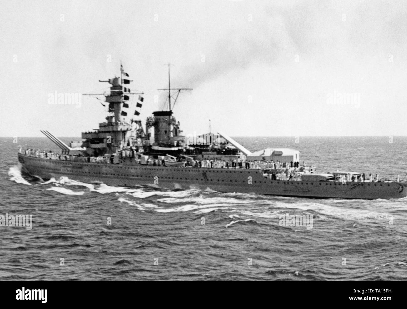 Foto dell'incrociatore pesante 'Deutschland' in un mare tempestoso durante un viaggio all'estero nel 1935. L'equipaggio ha schierato sul ponte. Le due torrette con sei 28 cm quick-fire pistole a prua e nella parte posteriore. Foto Stock