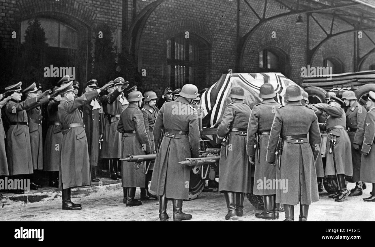 Presso la stazione Anhalter a Berlino, la bara di Fritz Sarg è sollevata su un montaggio motorizzato da sottufficiali della Luftwaffe. Gli ufficiali mostrano il saluto nazista. In piedi sulla strada, Albert Speer. Foto Stock