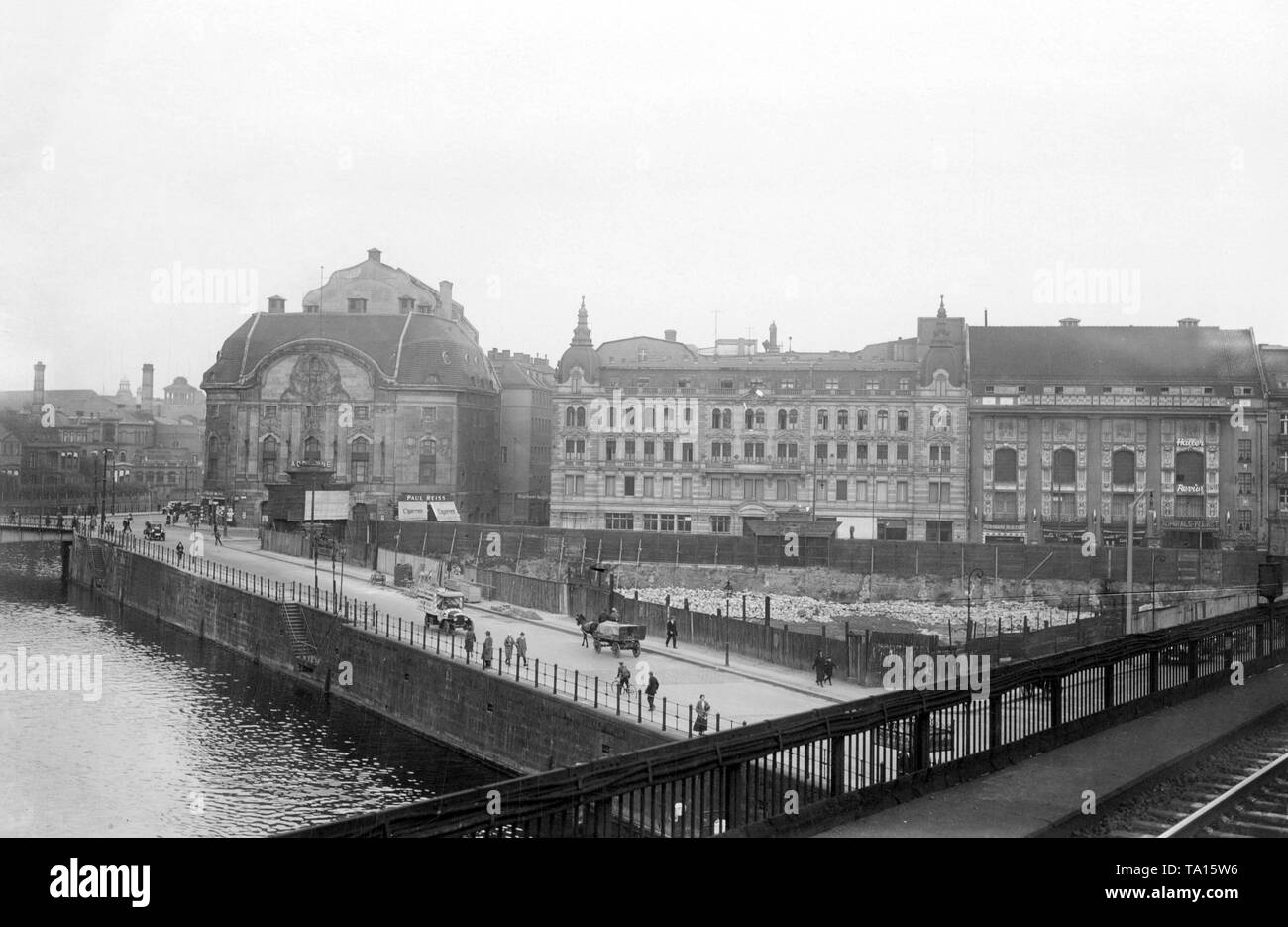 Il vecchio Komische Oper di Friedrichstrasse, all'altezza del ponte Weidendammer a Berlino. L' opera è stata distrutta durante la guerra e non deve essere confuso con il (nuovo) Komische Oper (fino al 1944 Teatro Metropolitan) in Behrenstrasse. Lungo la Opera House scorre il fiume Sprea (Foto non datata). Foto Stock