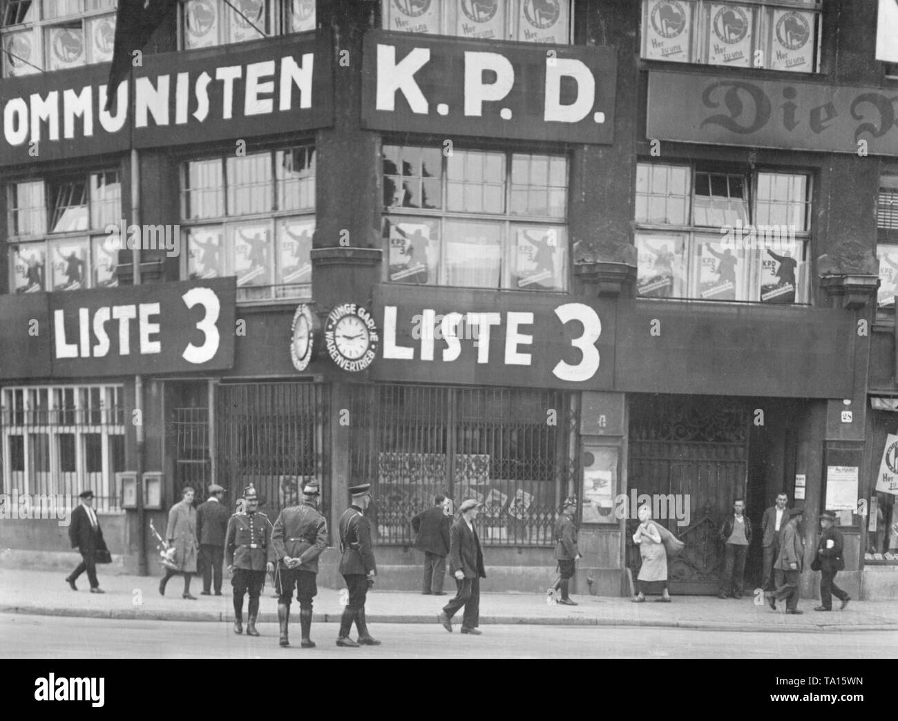 Nel 1932, Karl Liebknecht House all'Buelowplatz a Berlino, il quartier generale del Partito comunista e il giornale del partito "Die Rote Fahne' ('La bandiera rossa"), è stato temporaneamente chiuso dopo intense battaglie di strada tra poliziotti e manifestanti comunista. Tuttavia, la chiamata a votare la lista comunista 3 è ancora intatto sulla facciata della casa. Foto Stock