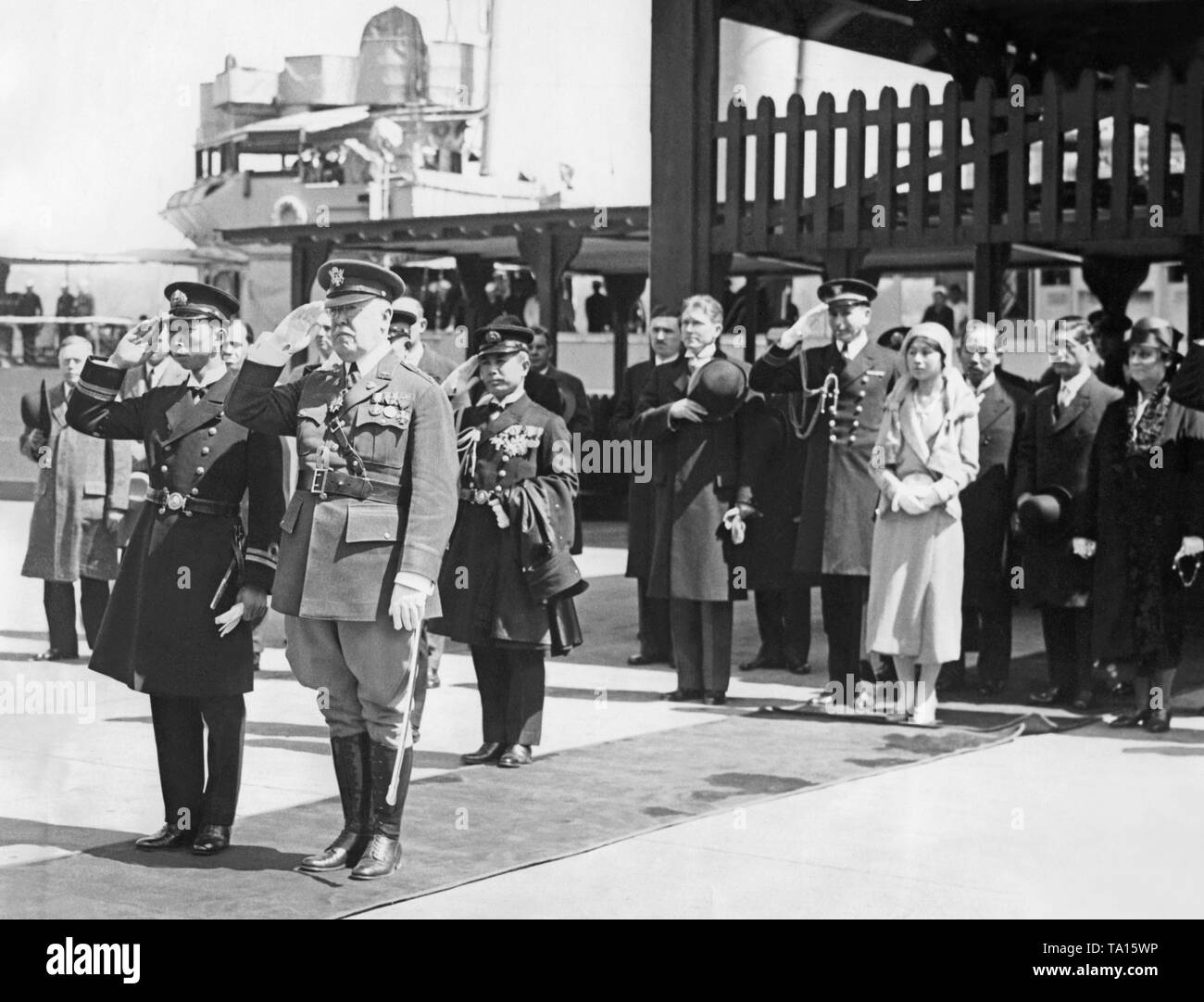 Il fratello di Imperatore giapponese Hirohito, Principe Takamatsu (sinistra) visite l'Accademia Militare di West Point, nello Stato di New York, Stati Uniti d'America, mentre l inno nazionale è giocato. Accanto a lui è il maggiore generale W.R. Smith, direttore dell'Accademia. Foto Stock
