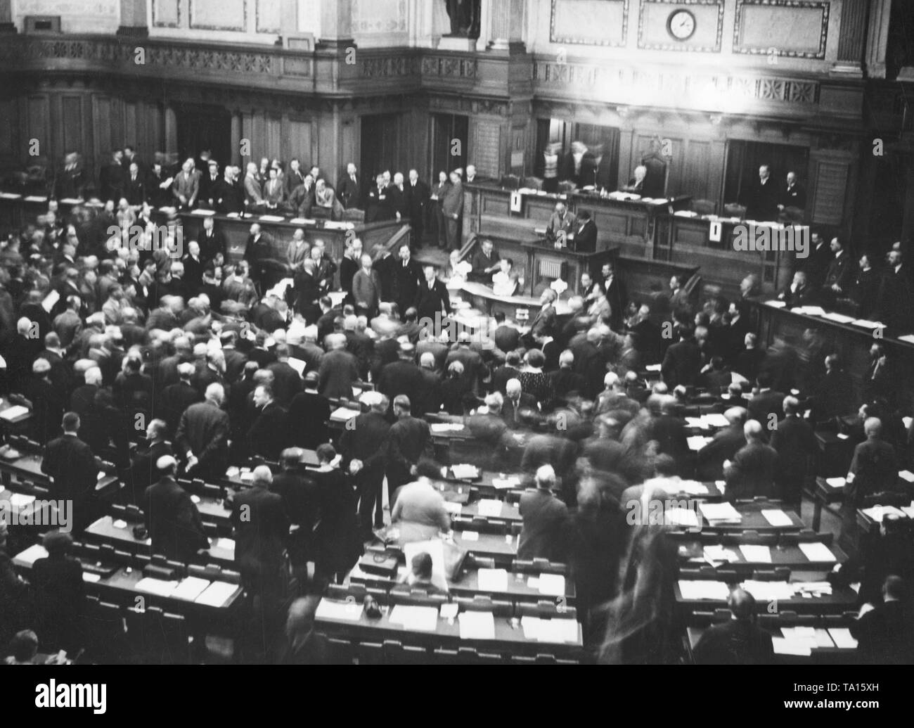 In il Landtag prussiano a Berlino il nuovo Presidente del Landtag è stato eletto il 25 maggio 1932. Il vincitore è stato Hanns Kerrl dal NSDAP. Il Landtag è stato presieduto dal membro più anziano del Parlamento generale Karl Litzmann (destra dietro, sotto l'orologio). Foto Stock