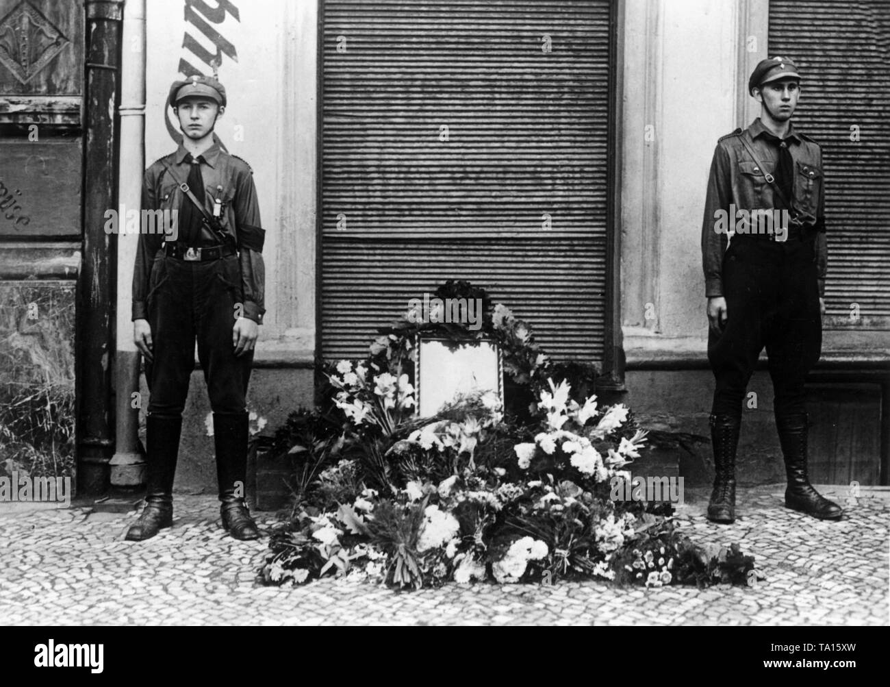 Sul Lausitzer Platz a Berlino-Kreuzberg, membri della Gioventù Hitleriana sono azienda guardia d'onore al deathplace della Gioventù Hitleriana stati Hans Hoffmann, che è stato assassinato il 17 di agosto 1931. Foto Stock