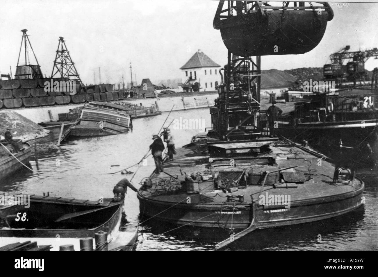 Dopo il tedesco combattenti della resistenza hanno affondato un carbone-barge nel porto di Duisburg, subacquei francese sta tentando di sollevare è datata (foto). Foto Stock