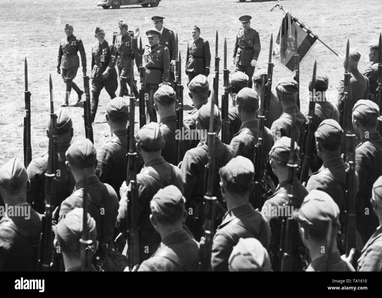 Foto di una sfilata della Legione Condor in onore del caudillo generale Francisco Franco in Burgos, Castiglia e Leon, dopo la fine della Guerra Civile Spagnola il 23 maggio 1939. Franco (salutando con la mano alzata), il comandante della legione, maggiore generale Wolfram Freiherr von Richthofen (sinistra), e altri alti funzionari che sono di ispezionare le truppe. Foto Stock
