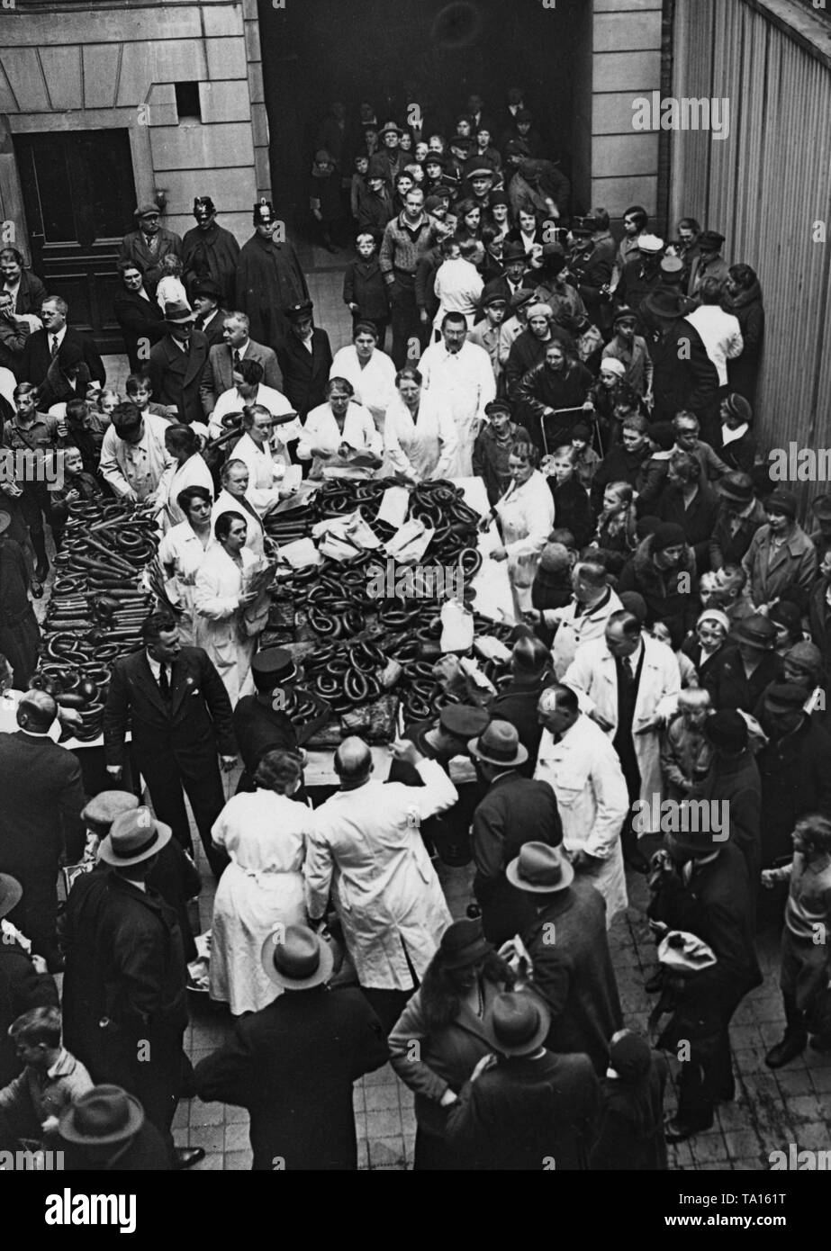In occasione della Giornata dell'artigianato in Berlino, Berlino Fleischer Innung (carne-processing guild) dotato di una grande donazione di prodotti a base di carne per l'inverno di Berlino a rilievo, che è stato consegnato ai funzionari della NS-Volkswohlfahrt nella Neue Gruenstrasse' ('Bismarck-Saele' ). Foto non datata. Foto Stock