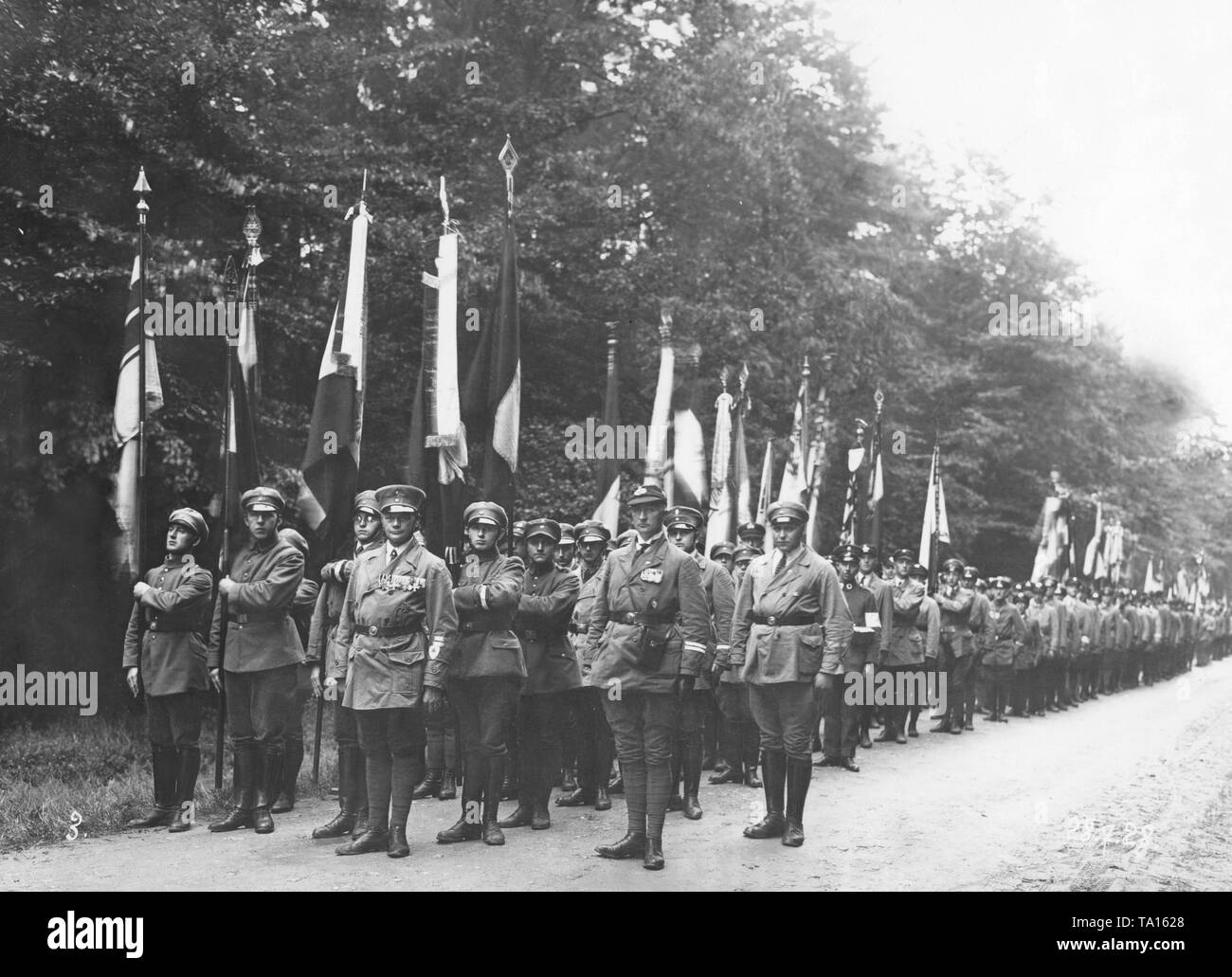 I membri in uniforme di combattimento e i gruppi di Bismarck del DNVP (nazionale tedesco del Partito popolare) durante il mese di marzo. Foto Stock