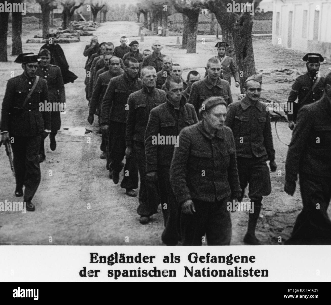 Foto di un gruppo di combattenti per la lingua inglese delle Brigate internazionali che sono stati allontanati dai soldati spagnoli della Guardia Civile nel 1937. Foto Stock