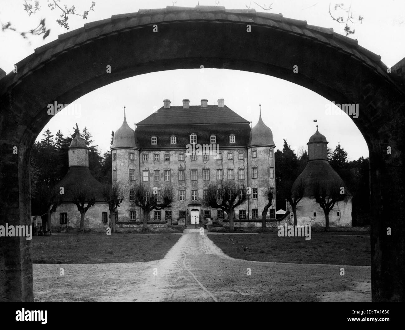 La vista dal viale di accesso sul Castello Gutborn in Oberspreewald, Prussia. A destra è la cappella del castello. Foto Stock