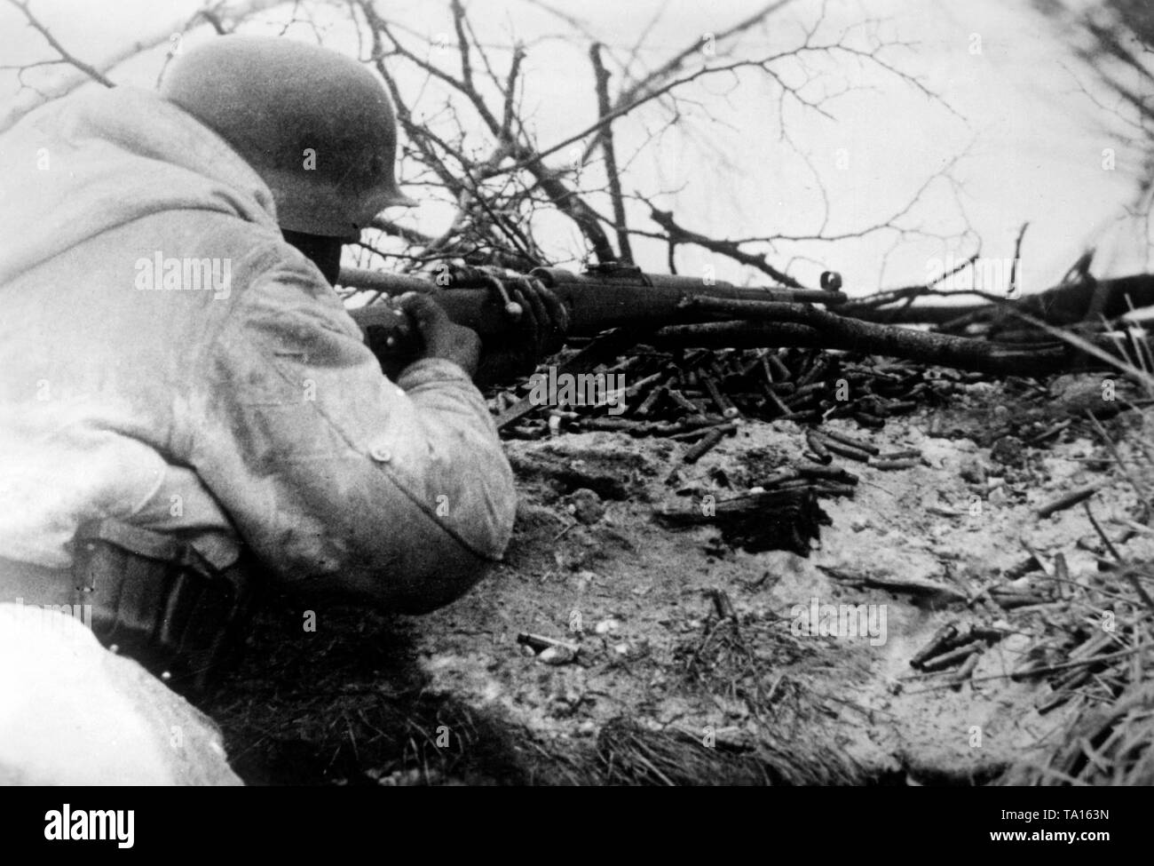 Un soldato tedesco mira con un moschettone (Modello Mauser 98) a Sytschowka (Oblast, Smolensk) dal suo nascondiglio. Foto di Propaganda Company (PK): corrispondente di guerra Lassberg. Foto Stock