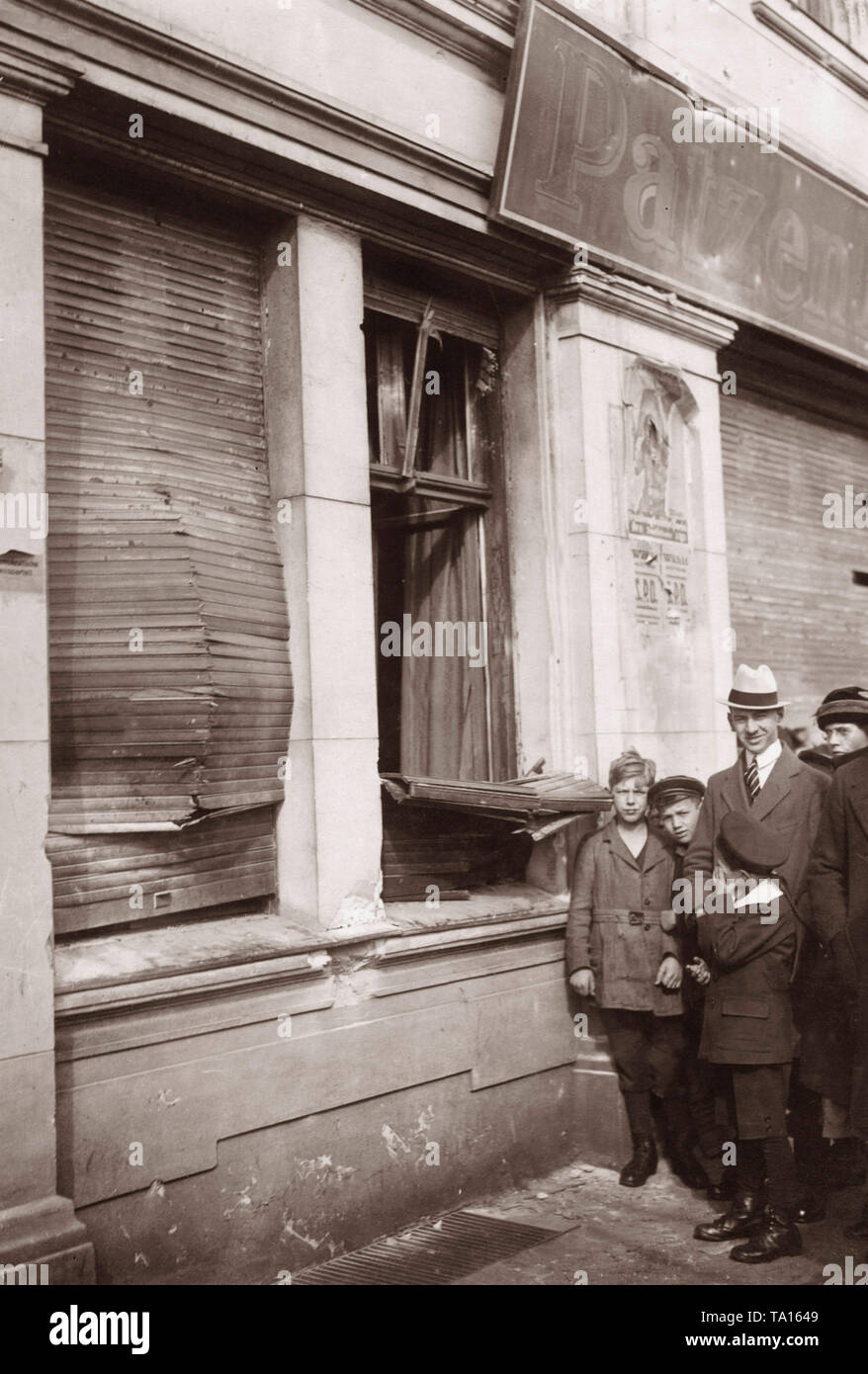 Nel corso di un comunista disordini, due finestre di un negozio in cui SPD manifesti elettorali sono stati attaccati, erano rotti e le serrande sono stati demoliti. Foto Stock