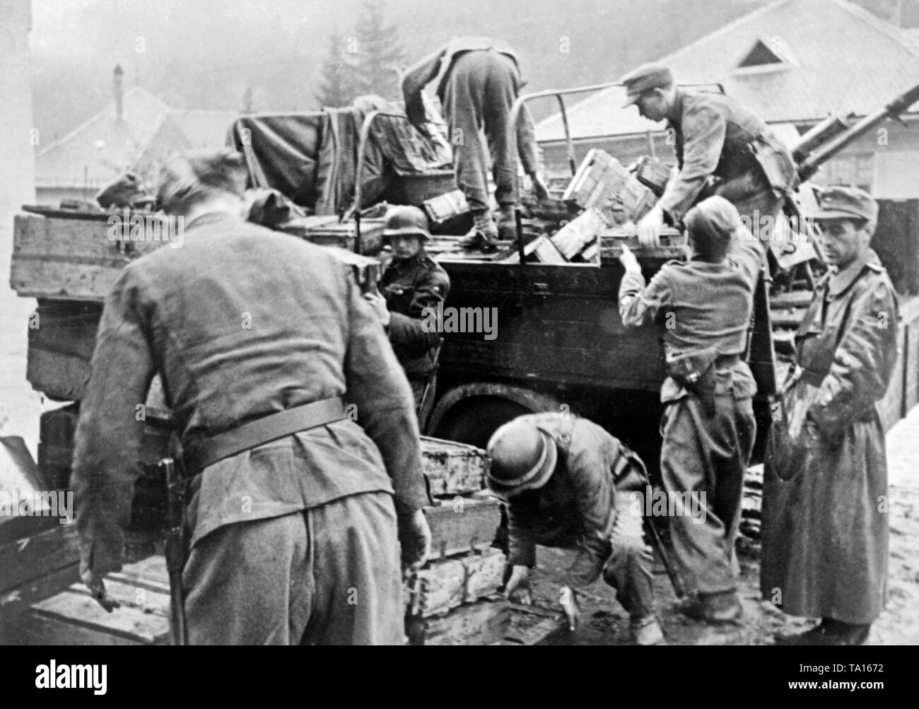 Dopo la repressione della Rivolta Nazionale Slovacca, la Wehrmacht saccheggio i bracci, i materiali e le munizioni della resistenza. Dopo la Rivolta Nazionale Slovacca nell'agosto 1944, la Slovacchia perde la sua sovranità. Foto Stock