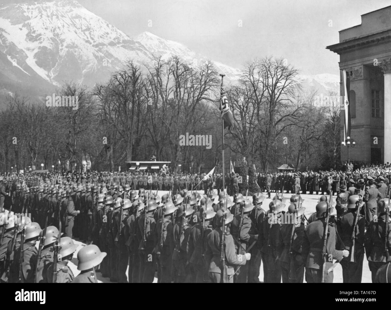 feste in austria - 6 Dopo l'annessione dell'Austria per il Reich tedesco, il Tiroler Jaegerregiment è giurato di Adolf Hitler. I festeggiamenti hanno luogo sulla Adolf-Hitler-Platz davanti alla Hofburg di Innsbruck Foto stock - Alamy
