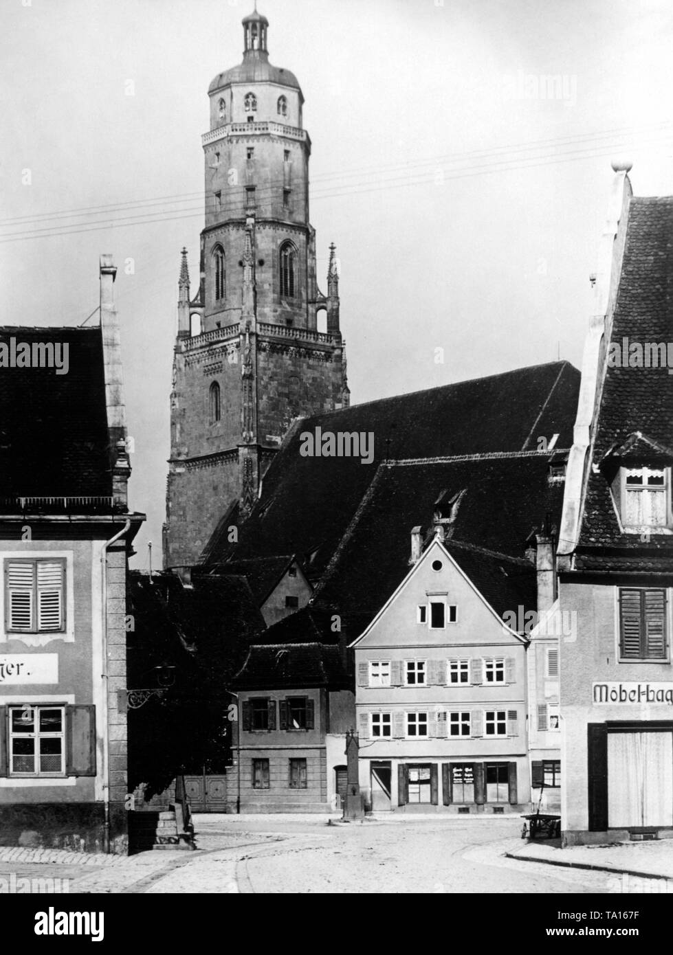 Vista del Schaefflesmarkt in Noerdlingen. Sullo sfondo la guglia 'Daniel'. Foto non datata. Foto Stock