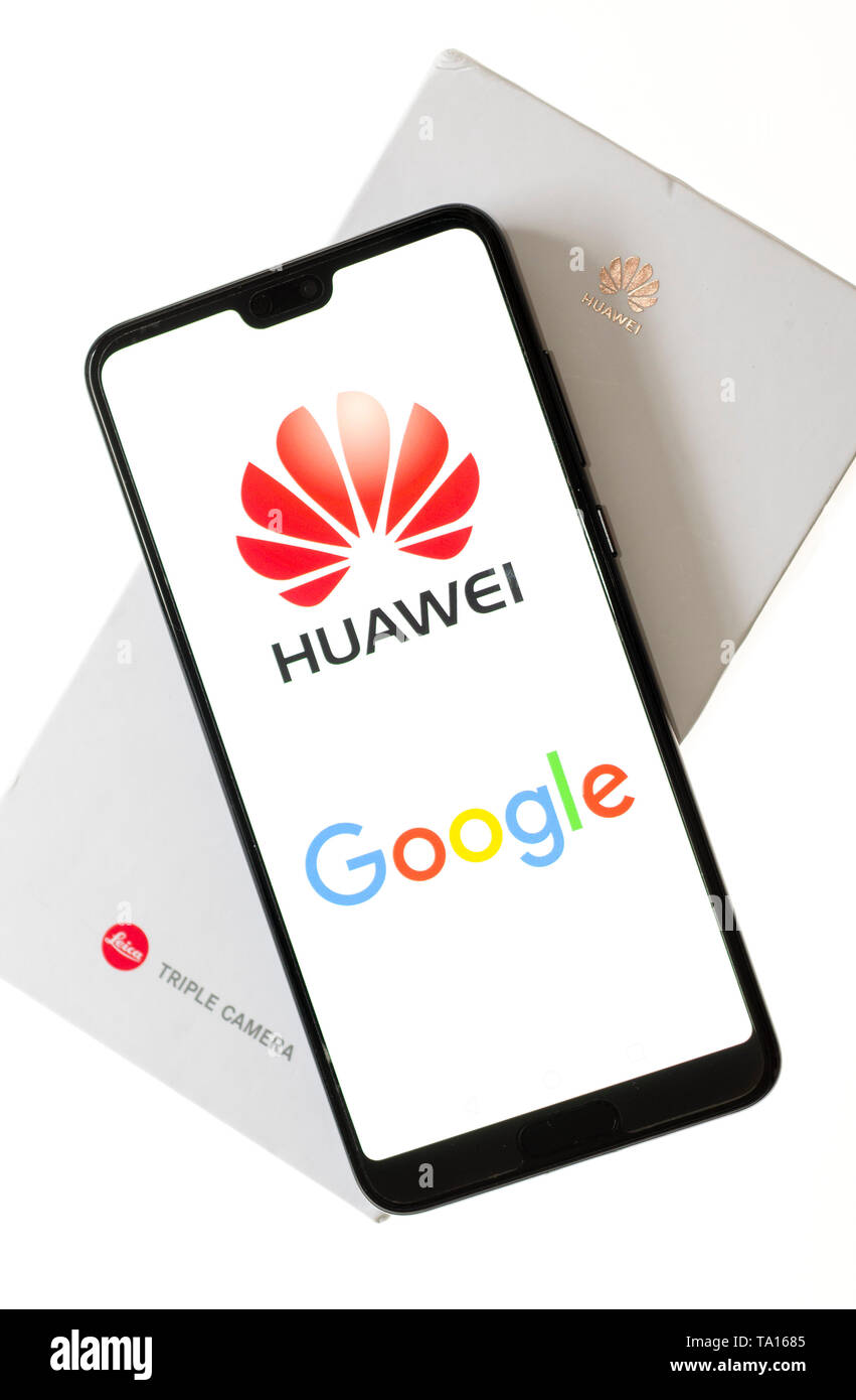 Huawei Telefono cellulare utilizzando Google Apps, Huawei è stata fondata nel 1987 a Shenzhen, Cina Foto Stock