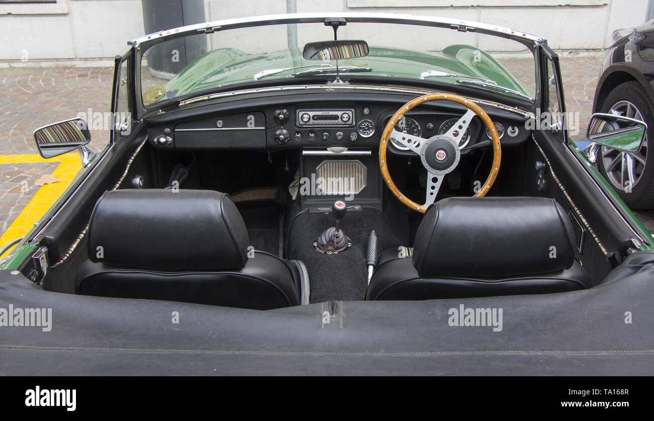 Venezia Mestre / Italia - 22 settembre 2018: MG MGB vecchio vendemmia verde autovettura convertibile in Mestre, Italia Foto Stock