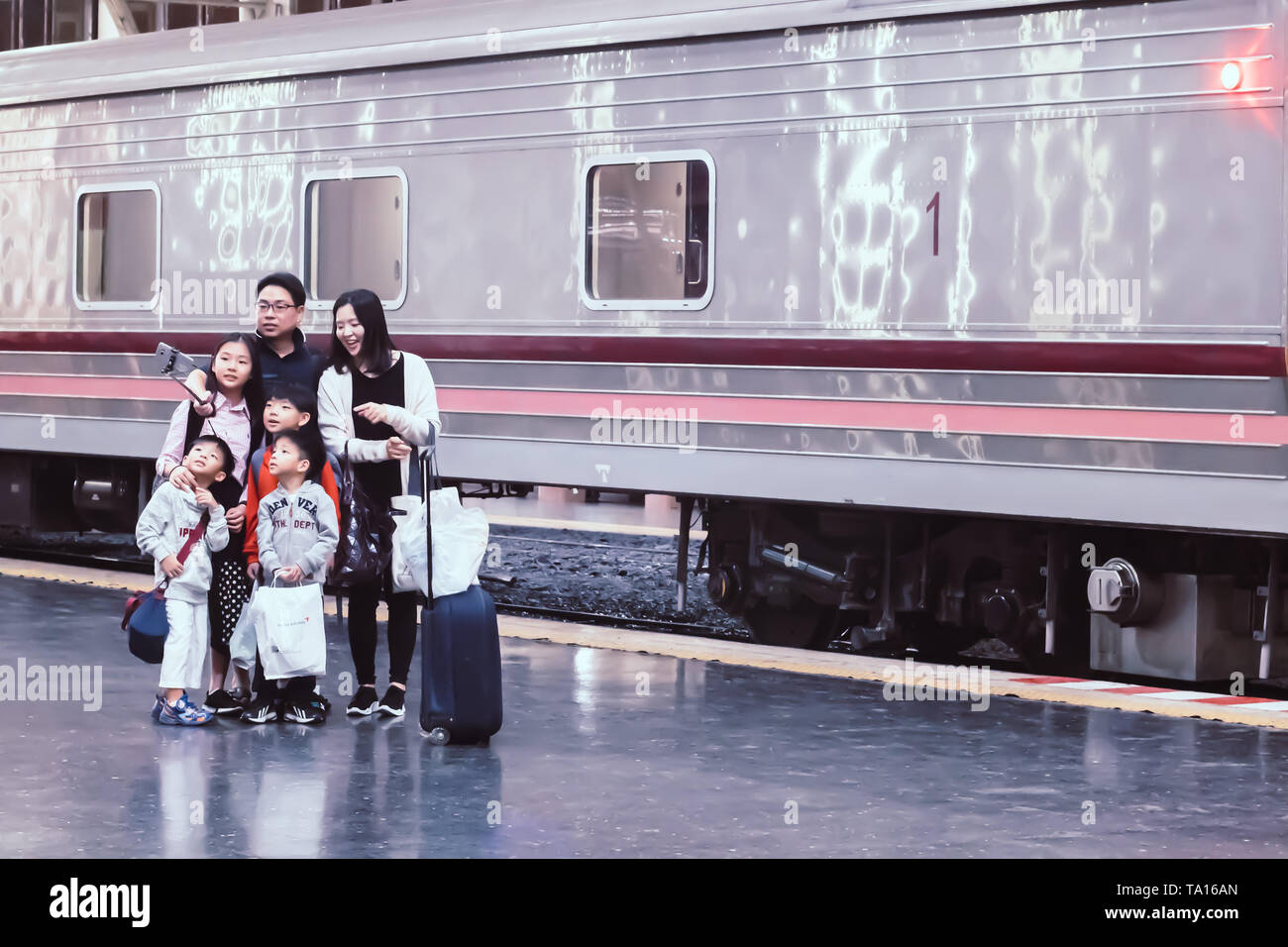 Hua Lampong railway station Bangkok, Thailandia - dicembre, 2018: famiglia asiatica ragazza e tre ragazzi), il viaggio in treno, con zaini e valigie immettere Foto Stock