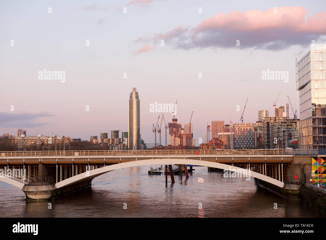 Grosvenor Ponte sul Fiume Tamigi a Londra in Inghilterra Foto Stock