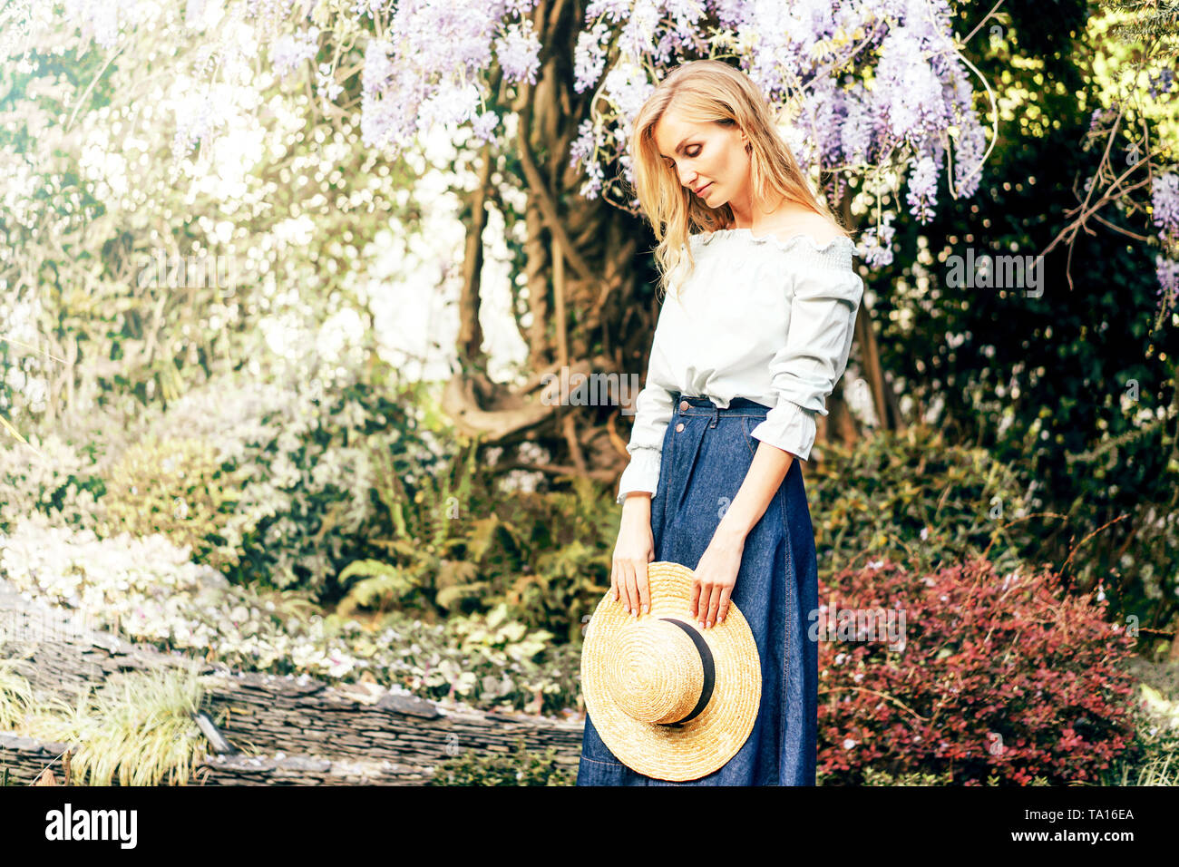 Premurosa donna con cappello nelle sue mani, l'umore. Foto Stock