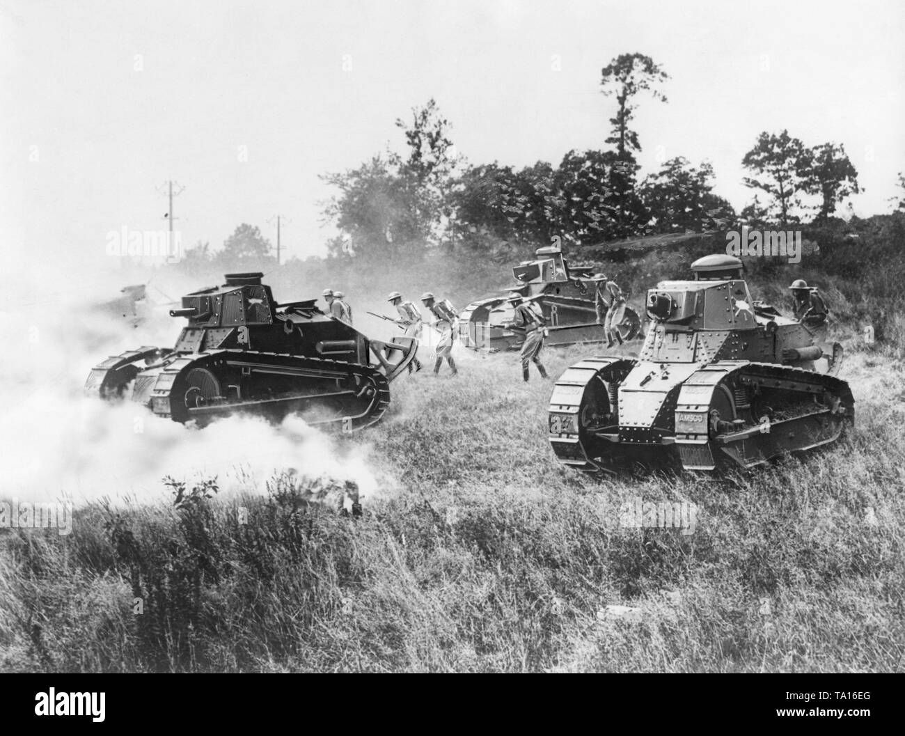 Foto di una manovra del 424American Reggimento di Fanteria lungo con formazioni corazzate nei pressi del villaggio di Latourette Park nello Stato di New York. Fino alla Seconda Guerra Mondiale, l'auto blindata (chiamato anche "cisterne") sono state utilizzate da tutti gli eserciti a sostegno della fanteria. Come il Trattato di Versailles vietato ogni serbatoio per i tedeschi, essi hanno sviluppato la strategia rivoluzionaria di unità corazzate come un arma separato, a cui sono dovute le loro vittorie durante la Seconda Guerra Mondiale. Foto Stock