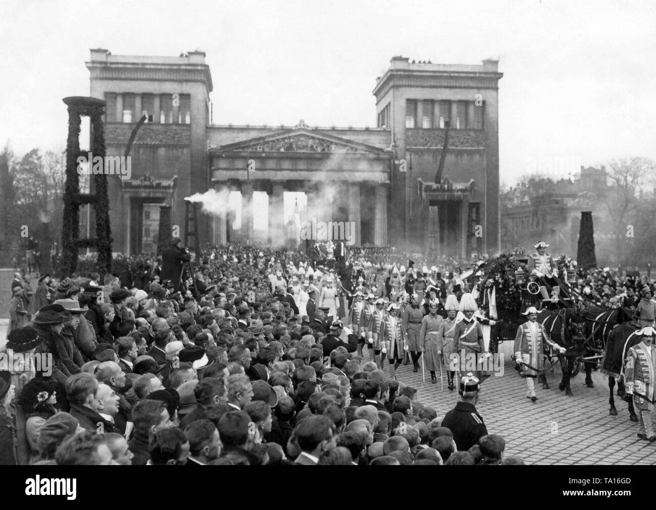 Questa fotografia mostra il corteo funebre della bavarese coppia reale. Sullo sfondo il Propylaea, che è stato commissionato da Ludovico I ed eretta da Leone Klenze su Koenigsplatz nella forma di un tempio ingresso. Foto Stock