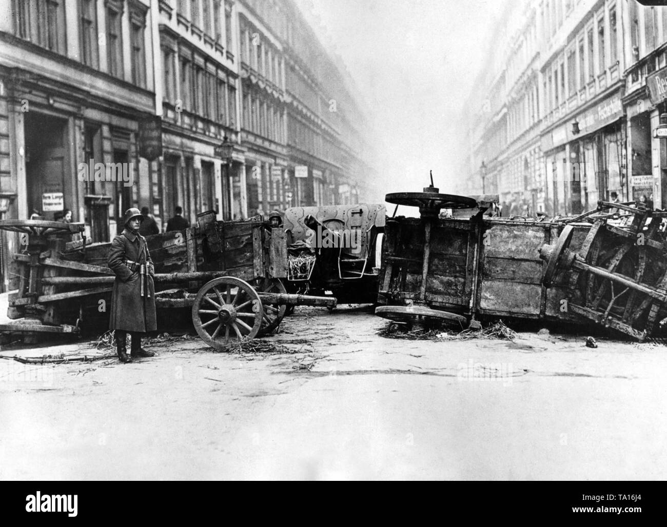 Nel corso dell'Maerzkaempfe di Berlino (marzo combattimenti), il governo-fedeli soldati usano pistole di artiglieria nonché per sconfiggere la ribellione. Qui è un campo di pistola tra un blocco nella strada "Lange Strasse' a Berlino-Friedrichshain. Foto Stock