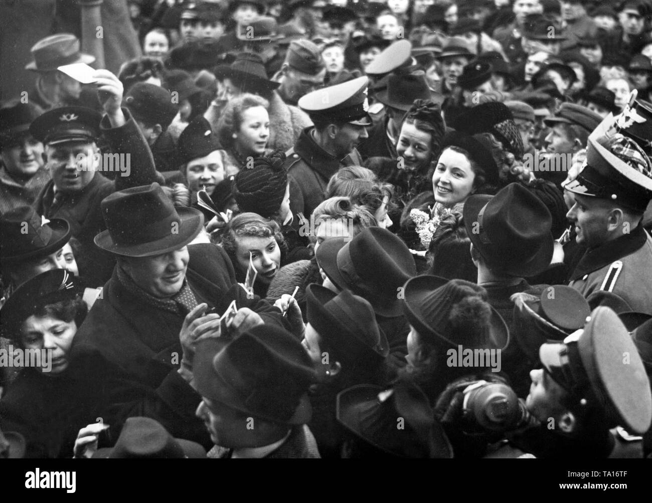 In vari cinema di Berlino, i visitatori hanno potuto incontrare attori sulla Filmvolkstag (film festival). Foto di Jenny Juego (al centro a destra, guardando verso l'alto con un bouquet di fiori), Fritz Kmapers e Ilse Werner al Alhambra nel nord di Berlino è circondato da una folla di ammiratori. Foto Stock