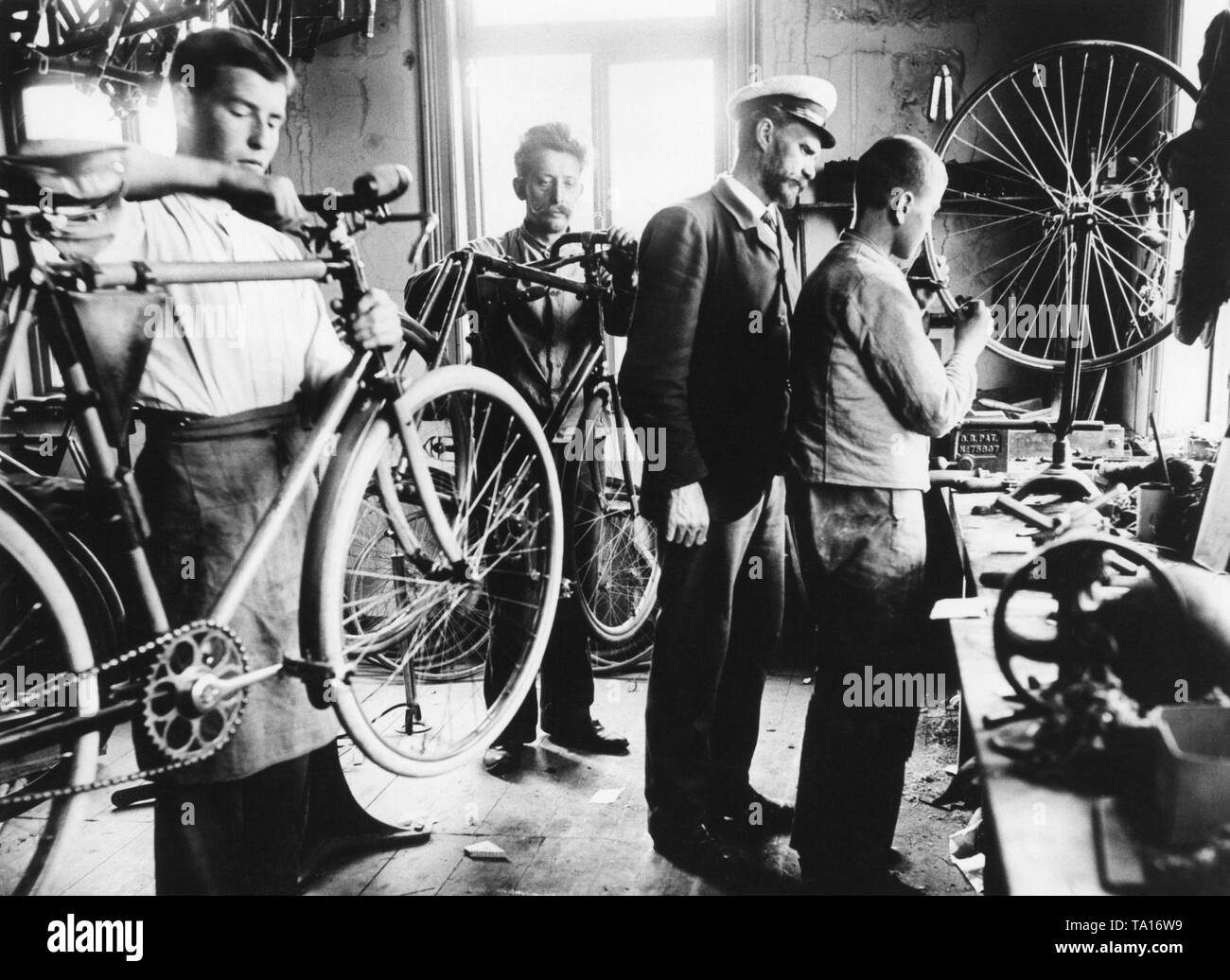 Lavoratori assemblare biciclette a Zeus opere di bicicletta in  Benneckenstein nelle montagne Harz. La società è stata uno degli ultimi a produrre  biciclette in legno Foto stock - Alamy