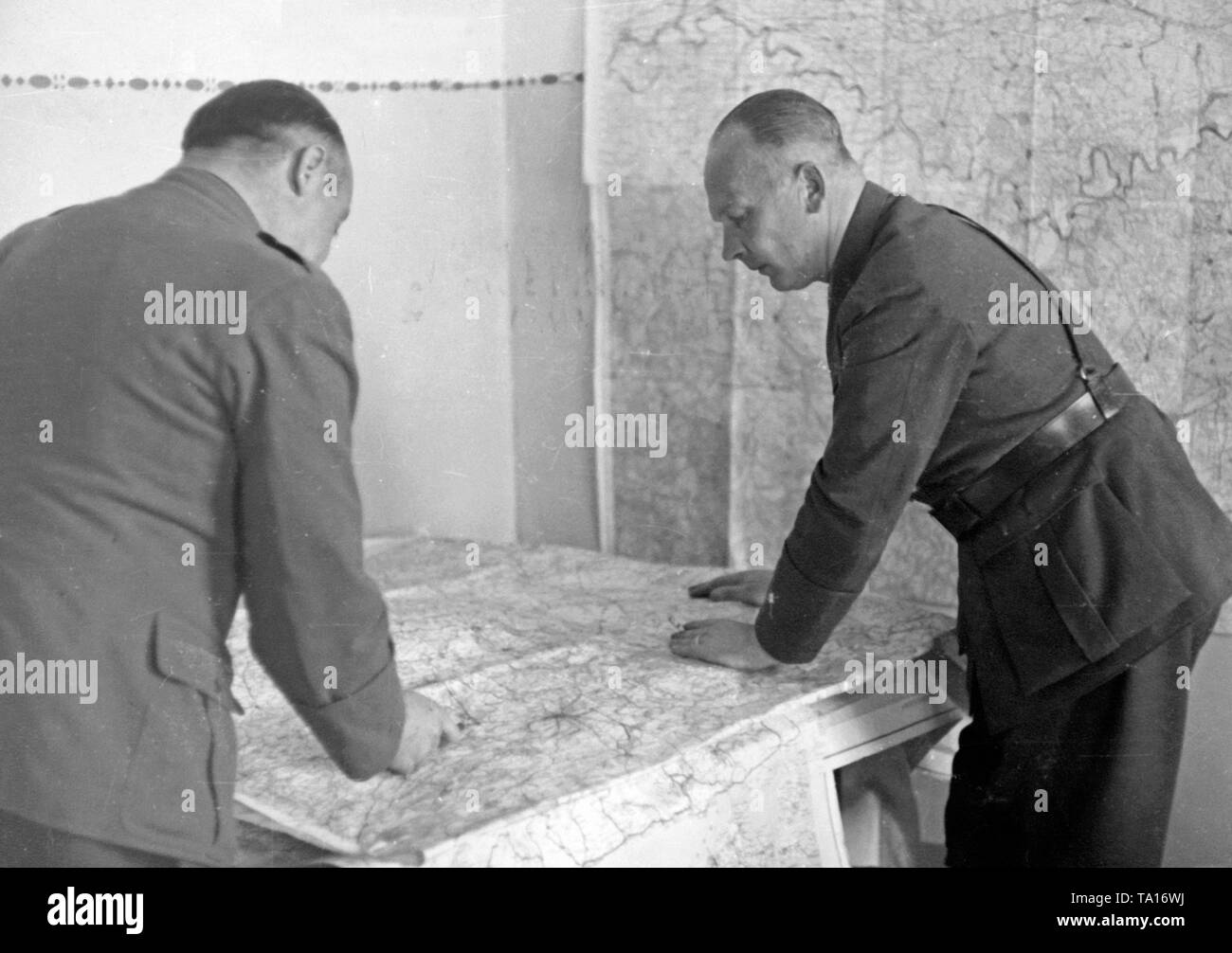 Foto non datata del maggiore generale Wolfram Freiherr von Richthofen (Comandante, a destra) e il capo di stato maggiore generale il tenente colonnello Hans Seidemann (sinistra) a la tavola della mappa in Spagna. Foto Stock