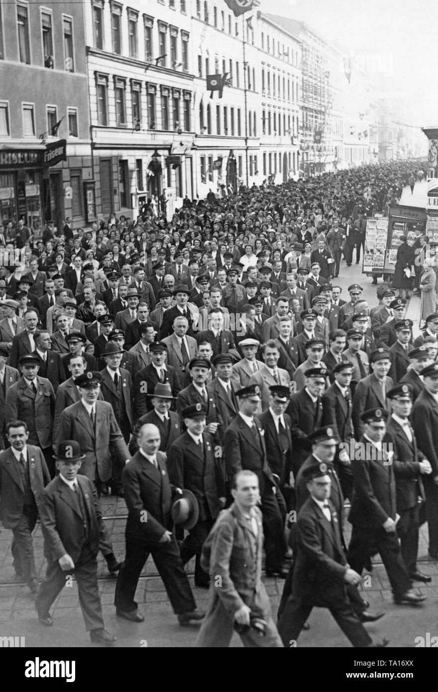 Sfilata a livello internazionale il giorno della festa dei lavoratori a Berlino, 1936. Lavoratori marzo con le loro imprese in direzione di Lustgarten. Ci sono molte bandiere con la svastica per essere riconosciuto nella foto. Foto Stock