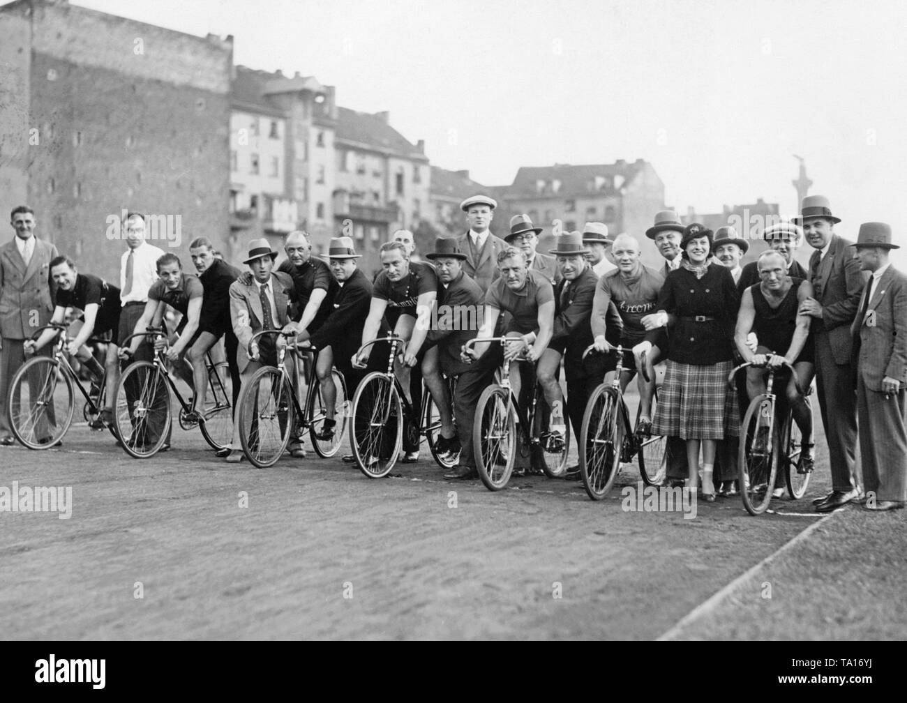 I driver di una via corsa in bicicletta sul Ruettbahn in Berlin's Polizeistadion sono pronti per iniziare la gara. Foto Stock