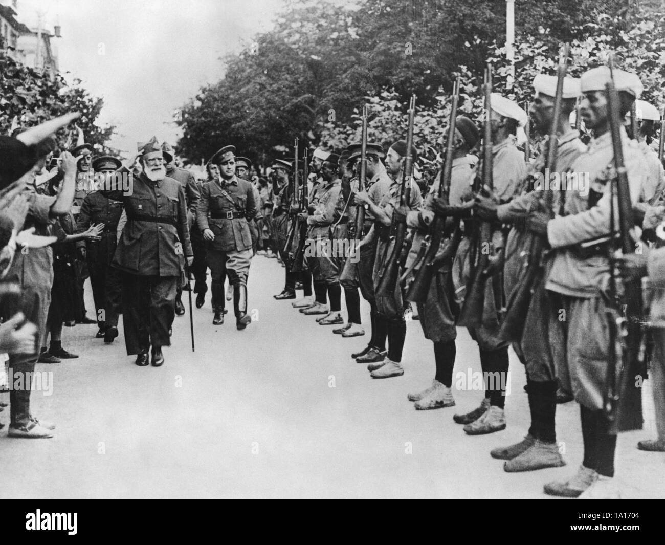 Generale Miguel Cabanellas prende il saluto di truppe marocchine in Burgos, che sono destinati per la parte anteriore a San Sebastian. Foto Stock Generale Miguel Cabanellas prende il saluto di truppe marocchine in Burgos, che sono destinati per la parte anteriore a San Sebastian. Foto Stock