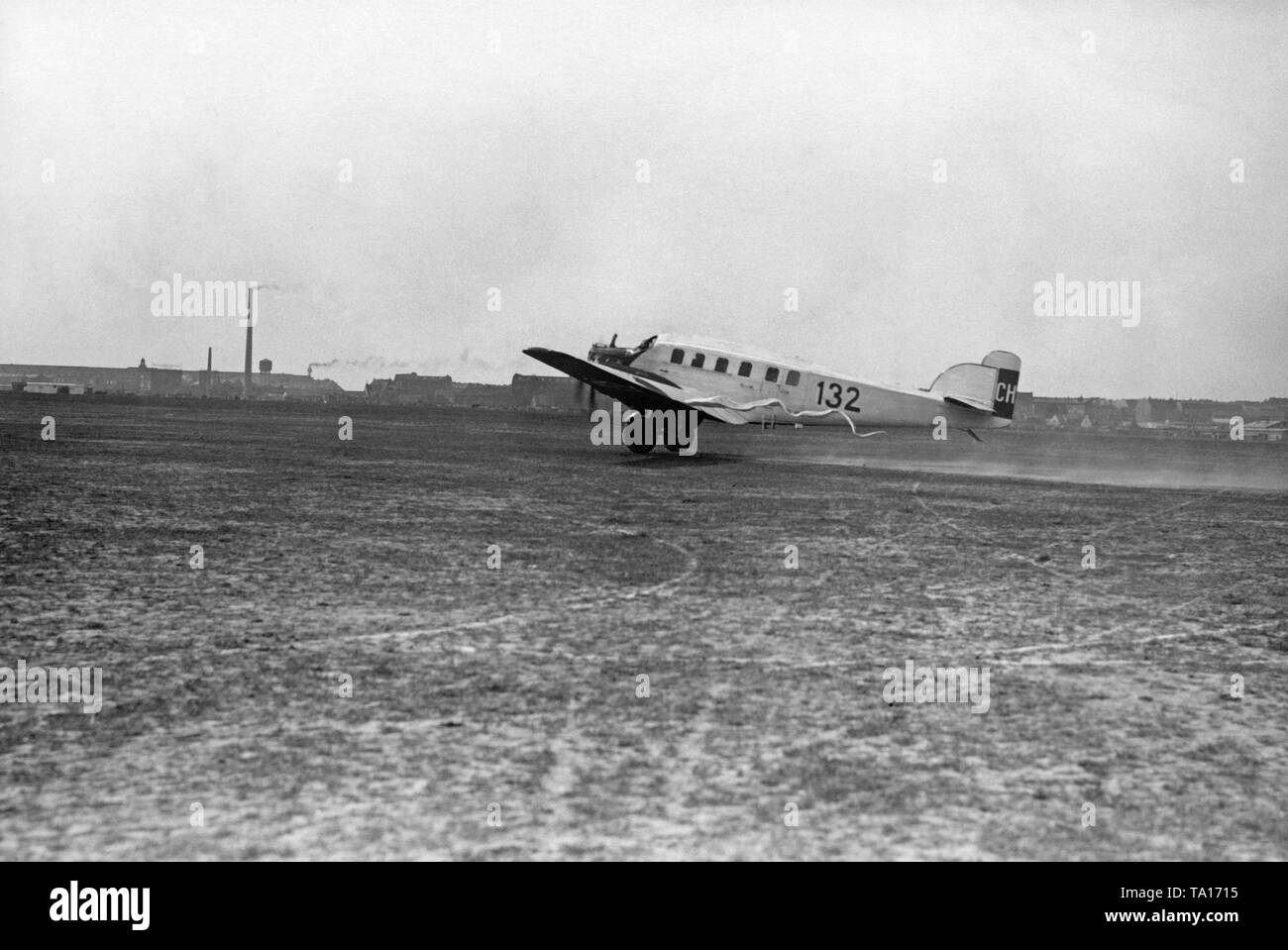 Un Junkers G23 / 24 sulla pista dell'aeroporto di Monaco di Baviera Oberwiesenfeld. Foto Stock