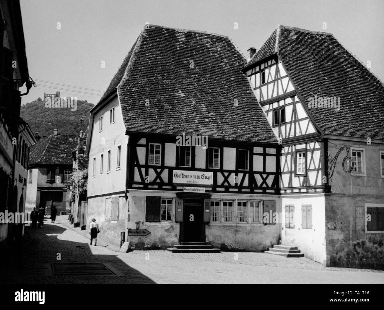 La casa della comunità e la guest house Zum Engel, un legno edificio rinascimentale con semi-padiglione a Weinstrasse 256 in Neustadt-Hambach. Il Hambach Castle in background è considerata il simbolo della democrazia tedesca il movimento a causa della Hambach Festival del 1832. Foto Stock