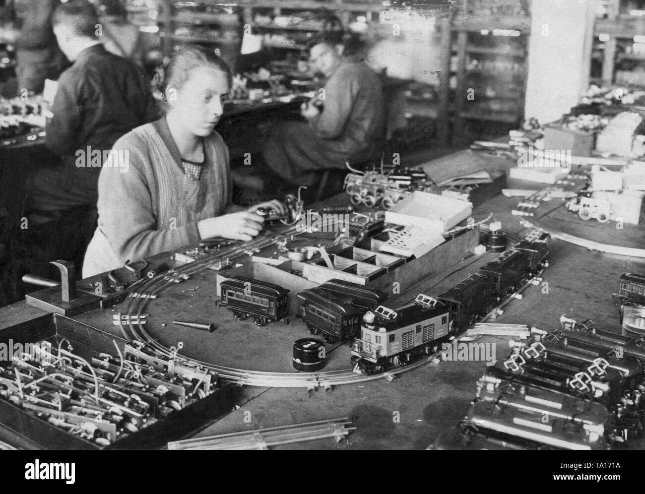 I lavoratori durante la produzione di modellini di treni in un tedesco toy factory. Foto Stock