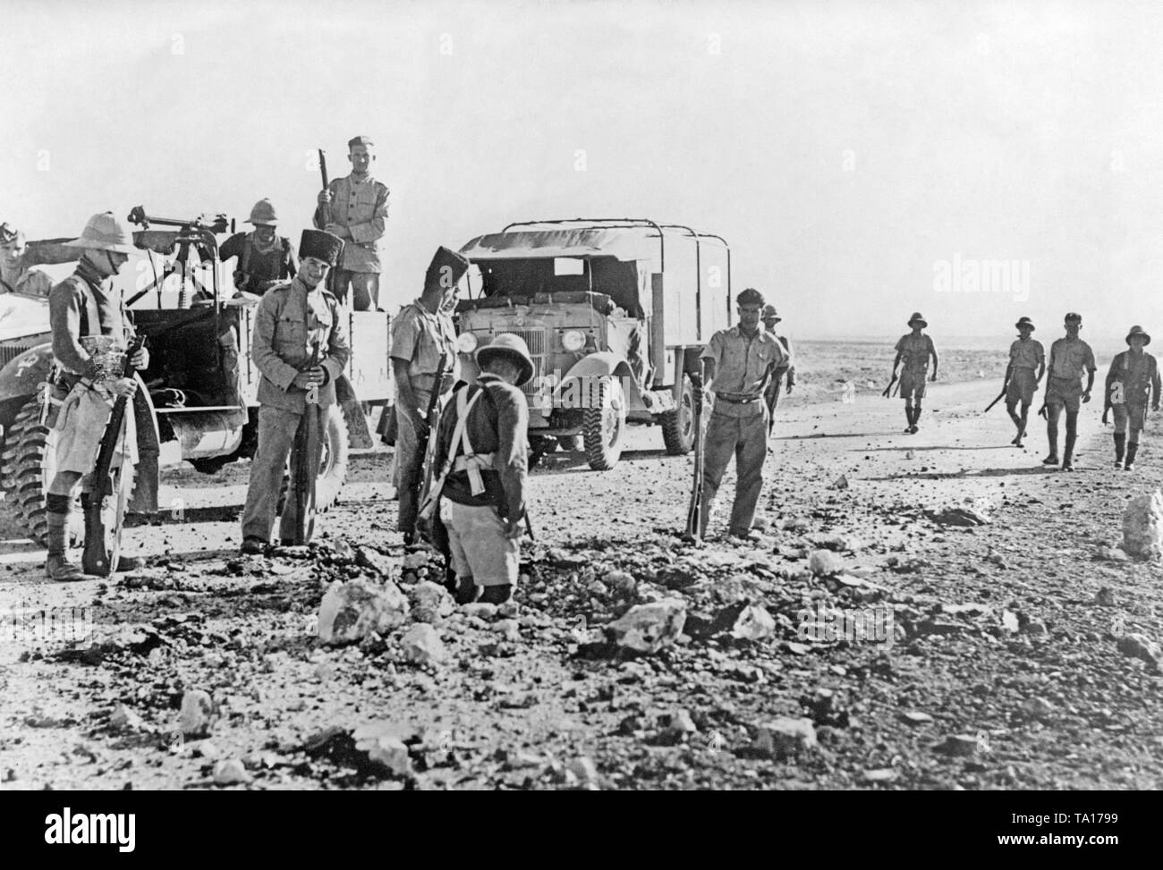 Una pattuglia del " Royal Scots' del mandato britannico di potenza dopo l esplosione di una mina antiuomo, prevista dai ribelli dell'insurrezione araba. Foto Stock