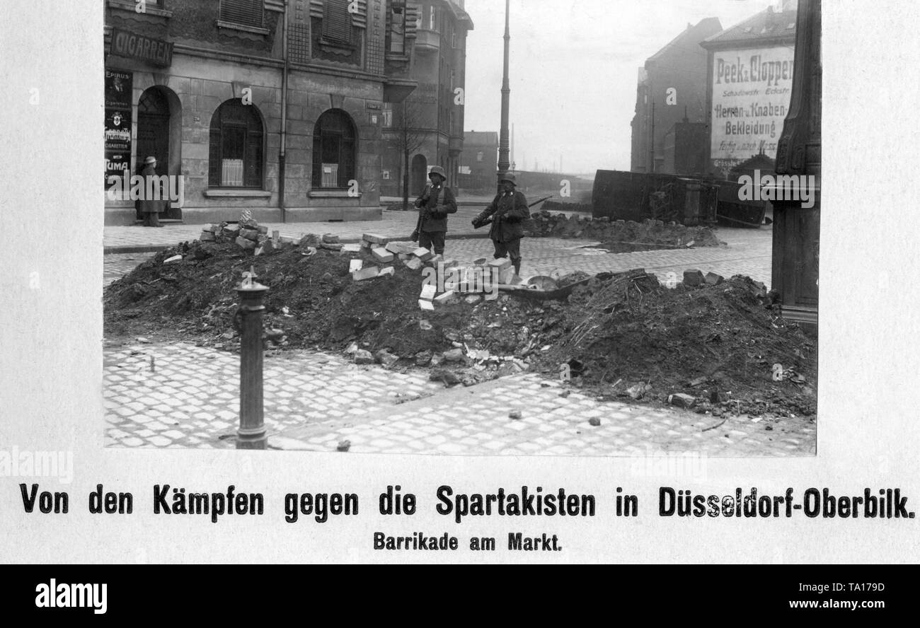 Nel corso del mese di novembre la rivoluzione e la proclamazione della 'Raeterepublik' in Duesseldorf, ci sono le lotte tra i rivoluzionari e i membri dei Freikorps sul mercato a Duesseldorf il quartiere Oberbilk. Qui ci sono due soldati dei Freikorps dietro una barricata dopo il successo travolgente del mercato. Foto Stock