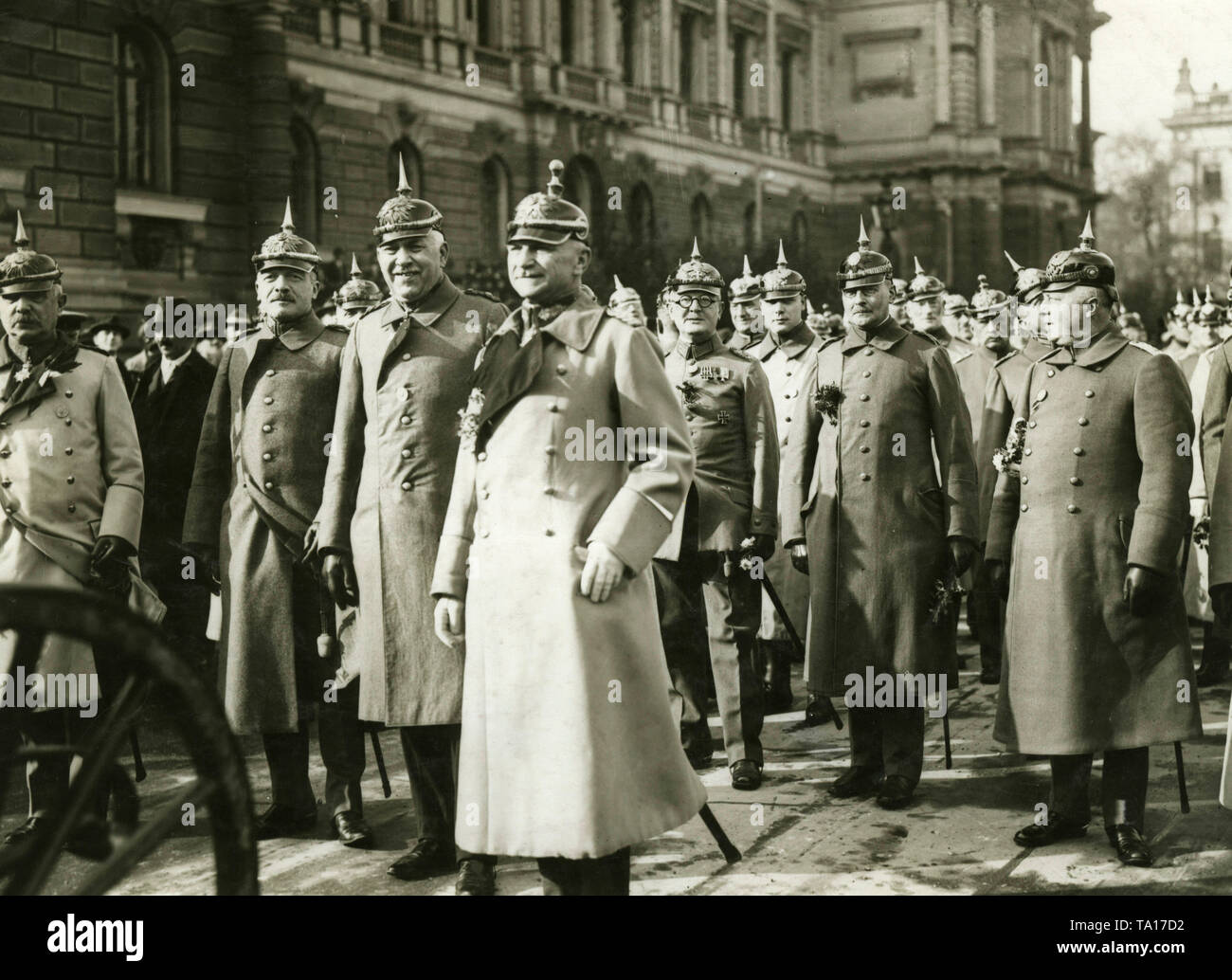 Commemorazione di riunioni generali e ufficiali in uniforme dell'ex esercito imperiale. Foto Stock