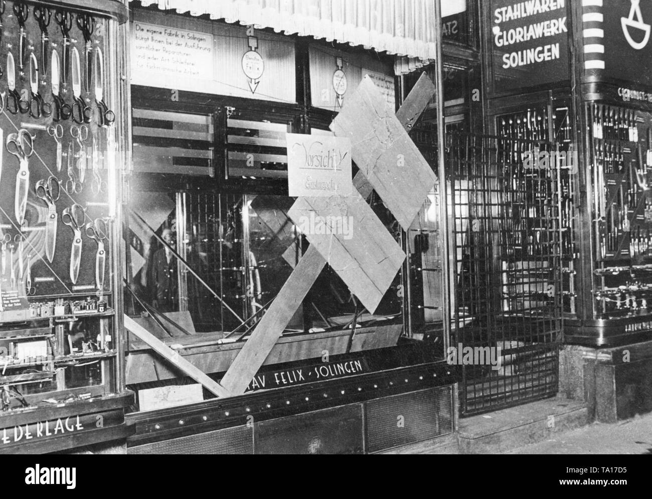Durante la serata, i comunisti hanno attaccato le vetrine di un acciaio ware store nella Friedrichstrasse a Berlino. I negozianti hanno già avvertito del pericolo di crollo con un segno. Foto Stock