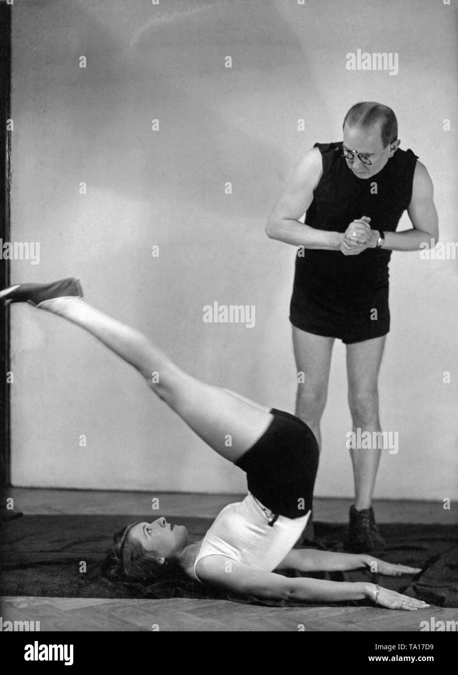 La donna sta facendo ginnastica negli anni trenta o quaranta (non datato shot). Foto: Yva. Foto Stock
