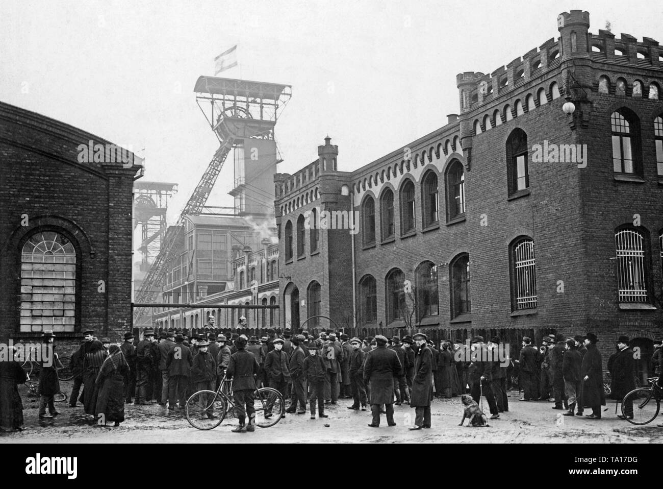Due agenti di polizia con un casco spiked guard l'entrata dell'edificio amministrativo del Ministro Achenbach miniera in Luenen dopo un incidente miniera vi si è verificato. Vi era stata una esplosione della metropolitana. Di fronte al gate una folla ha raccolto. Foto Stock
