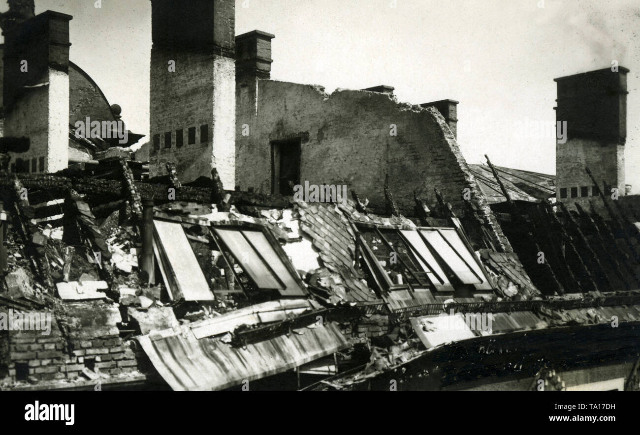 La lotta per il Monaco di Baviera tra le unità dei Freikorps e i comunisti all'inizio di maggio ha distrutto il tetto del Mathaeserbraeu nella Kaufingerstrasse, la sede dei sostenitori della Repubblica Sovietica Bavarese. Foto Stock