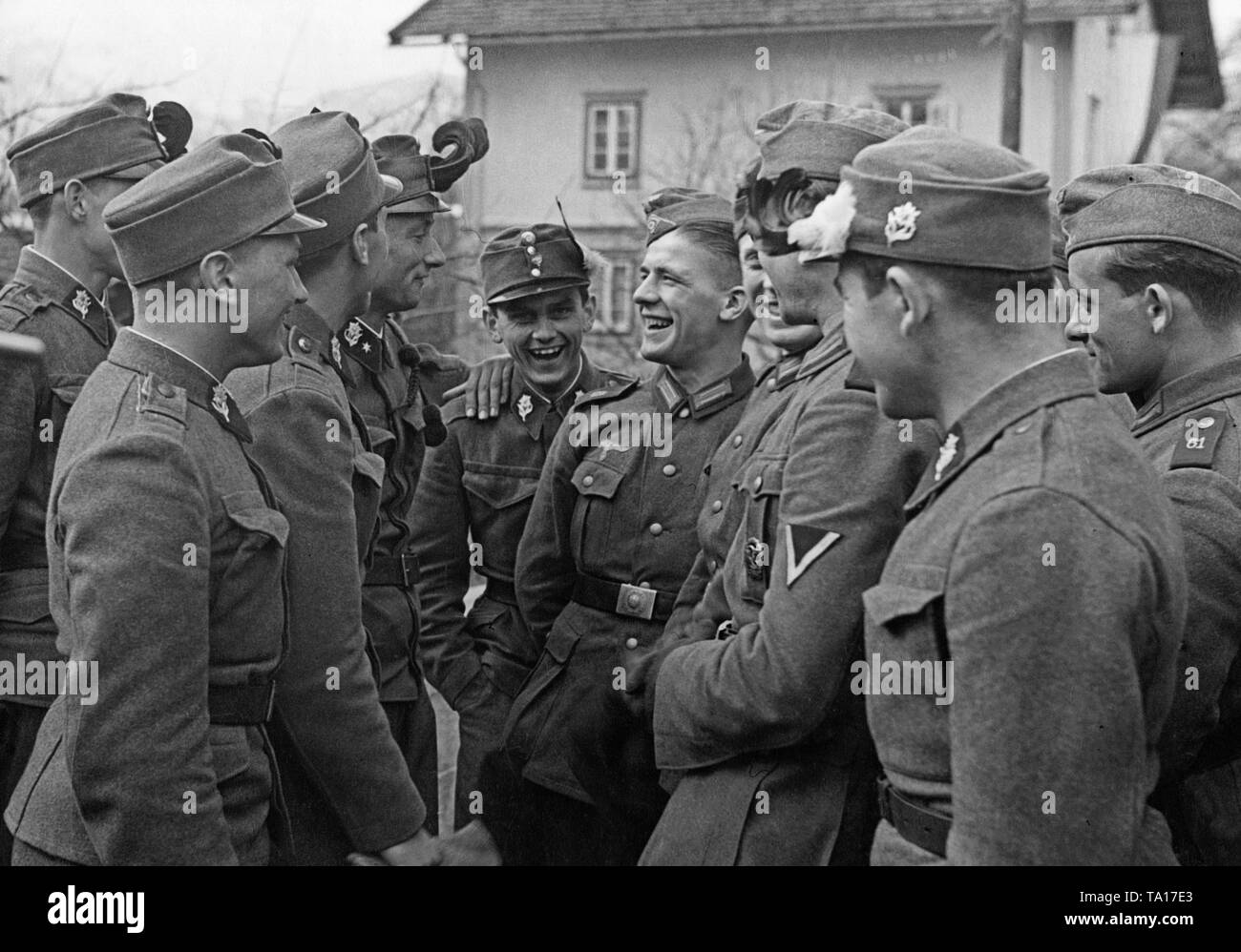Conversazione tra tedeschi e austriaci di soldati in Woergl dopo il marzo di truppe tedesche in Austria. Foto Stock