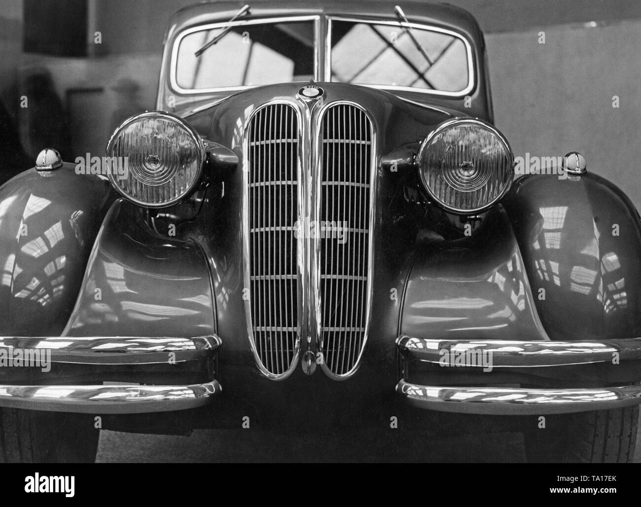 Vista frontale di una BMW 326 con la caratteristica forma di rene griglia. Foto Stock