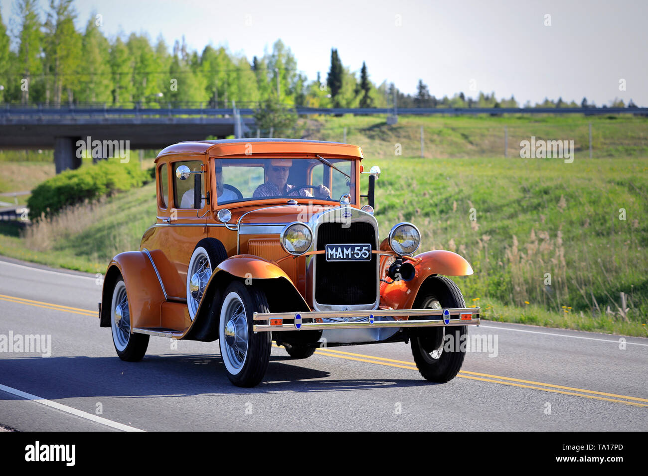 Salo, Finlandia. Maggio 18, 2019. Un bel colore arancione modello Ford un classico auto sulla strada sul salone di crociera Maisema 2019. Foto Stock